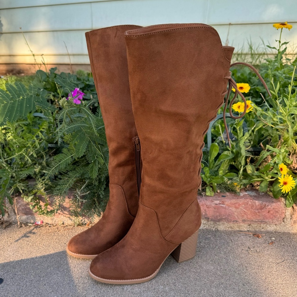 NWT Brown Knee-High Women's Boots lace up back size 7.5 tall boots faux suede